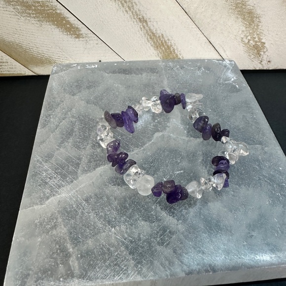 Amethyst & Clear Quartz Chip Bracelet Calming Clarity Healing Crystals | Unisex - Picture 5 of 6